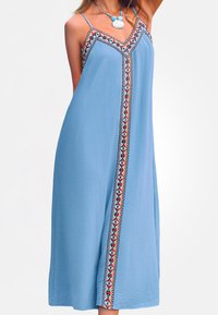 Helles blaues Maxikleid mit Spaghettiträgern, das mit buntem gesticktem Besatz an der Vorderseite, einer lockeren Passform und strukturiertem Stoff versehen ist.