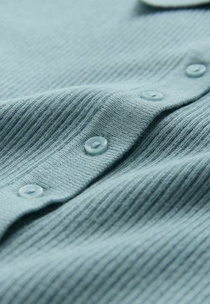 Hellblauer, gestrickter Stoff mit vertikal geripptem Muster und kleinen, durchsichtigen Knöpfen entlang einer Kante.