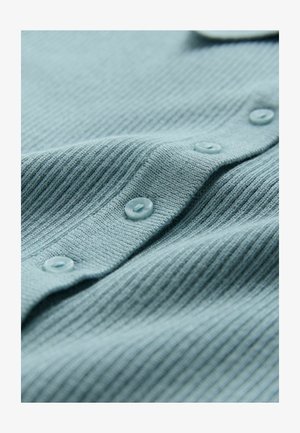 Hellblauer, gestrickter Stoff mit vertikal geripptem Muster und kleinen, durchsichtigen Knöpfen entlang einer Kante.