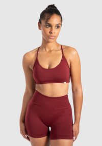 Bordeaux sportbeha en high-waisted shorts van rekbaar materiaal met een gladde textuur. Dunne bandjes en een getailleerd ontwerp.