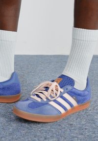 adidas Originals GAZELLE INDOOR UNISEX - Tossud - dark blue/bliss orange/preloved ink