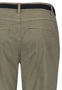 Olijfgroene broek met een zachte textuur, voorzien van een zwarte gevlochten tailleband en twee achterzakken, met subtiele gouden hardware accenten.