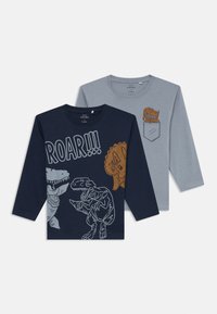 Zwei Langarm-T-Shirts: eines in Marineblau mit Dinosauriergrafiken und dem Text "ROAR!!!"; eines in Hellgrau mit einer Tasche, die ein Dinosaurierdesign zeigt.
