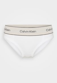 Witte katoenen slip met een beige elastische tailleband met zwarte "Calvin Klein" tekst. Gladde textuur, halfhoge ontwerp en klassieke vorm.