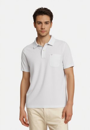 Weißes Poloshirt mit Kragen, kurzen Ärmeln und einer Brusttasche. Verfügt über ein dezentes Muster und Knöpfe am Halsauschnitt. Glatte Textur.