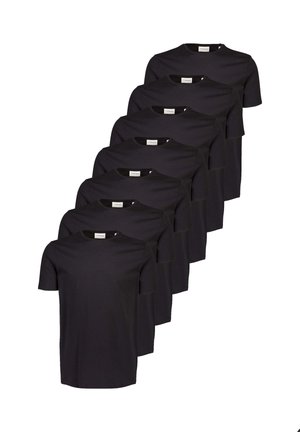 Sechs schlichte schwarze T-Shirts mit kurzen Ärmeln und Rundhalsausschnitt, diagonal übereinander auf weißem Hintergrund gestapelt.