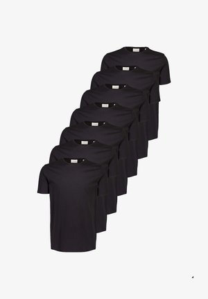 Seks ensfarvede sorte t-shirts med korte ærmer og rund hals, stablet diagonalt på en hvid baggrund.