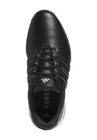 Černá sportovní bota s koženým svrškem, šesti tkaničkami a polstrovaným jazykem. Bílá podrážka s označením "BOOST" na stélce.