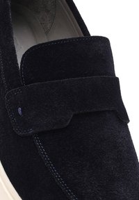 Navyblaue Wildleder Slipper mit einem breiten Riemen, kontrastierendem blauen Nähten und einer strukturierten Oberfläche. Verfügt über eine gepolsterte Innensohle für Komfort.