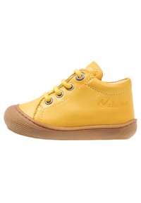 Scarpe per bambini in pelle gialla con suole in gomma, punta rotonda, design con lacci e dettaglio del logo sul lato. Texture liscia con una suola a contrasto.