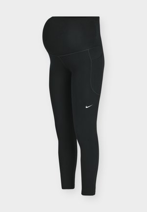 Sorte graviditetsleggings med glat, elastisk stof, høj talje for støtte og et lille hvidt logo på venstre side.