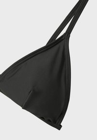 Czarny biustonosz bikini w kształcie trójkąta z cienkimi ramiączkami. Wykonany z gładkiego, elastycznego materiału, z wyraźnymi brzegami i minimalnymi detalami przeszycia.