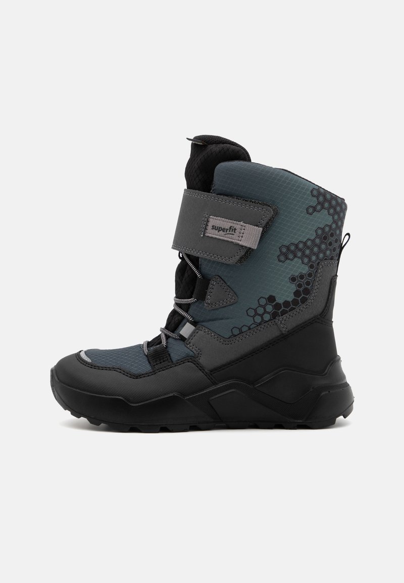Botte d'hiver mi-mollet en gris foncé et noir, avec une tige texturée, un motif hexagonal, une sangle ajustable et une semelle robuste pour une meilleure adhérence.