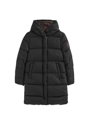 Zwarte gewatteerde jas met een capuchon, voorzien van een ritssluiting en drukknopen, twee zakken aan de voorkant en een doorgestikte structuur met horizontale stiksels.