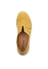 Gelbe Leder-Slipper mit perforierten Details, elastischen Seiten, weißer Gummisohle und strukturiertem Fußbett mit Markenlogo. Draufsicht.