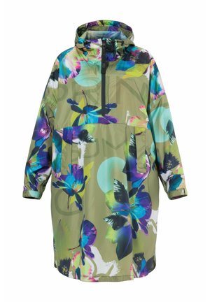 Impermeabile con cappuccio di colore verde oliva con zip a metà davanti e grande stampa floreale e di farfalle nei toni del blu, viola e turchese.