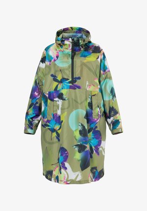 Impermeabile con cappuccio di colore verde oliva con zip a metà davanti e grande stampa floreale e di farfalle nei toni del blu, viola e turchese.
