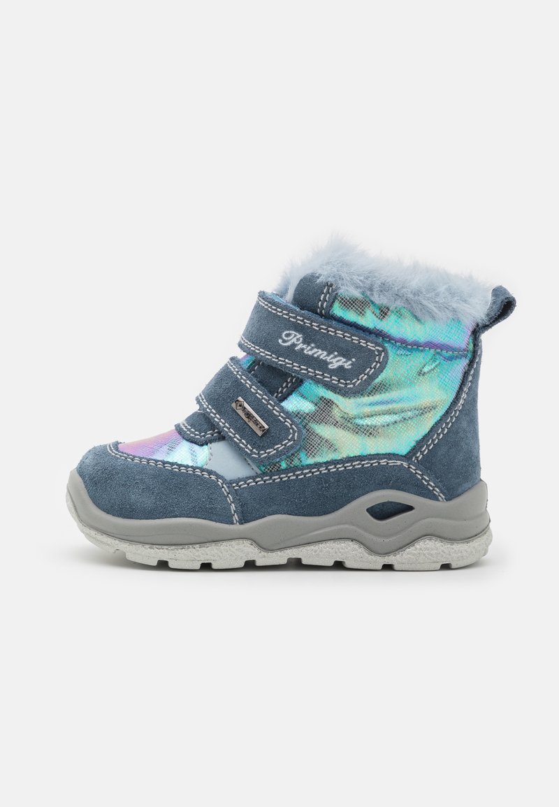 Bottes basses en daim bleu avec accents irisés, col en fausse fourrure, deux bandes Velcro et semelle en caoutchouc grise, avec une finition texturée.