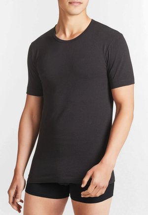 T-shirt nera a collo rotondo realizzata in cotone, con maniche corte e vestibilità slim. Texture liscia senza motivi o accenti visibili.