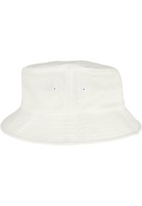 Chapeau seau en coton blanc avec un large bord incliné vers le bas, deux œillets de ventilation et une texture lisse. Design simple et sans embellissement.
