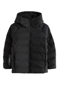 Schwarze Steppjacke mit Kapuze, ausgestattet mit einem Reißverschluss vorne, gesteppter Optik und seitlichen Einsätzen in einem kontrastierenden Muster.