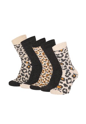 Fünf Paare mid-calf Socken, abwechselnd in uni dunkelgrau und Leopardenmuster in Beige, Orange, Schwarz und Grautönen.