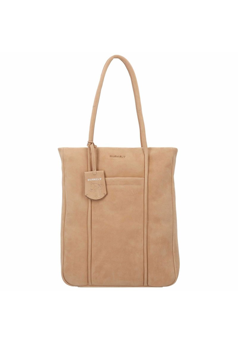 Bolso tote de cuero beige con textura suave, doble asa, bolsillo frontal y etiqueta de marca. Forma rectangular con sutiles detalles de costura.