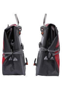 Zaino rosso e grigio con un design curvo, spallacci laterali regolabili e hardware con dettagli arancioni. Tessuto testurizzato all'esterno.
