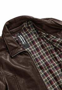 Giubbotto di pelle marrone con zip frontale e rivestimento a quadri in rosso, verde e bianco. L'etichetta mostra la taglia "L" e il nome del marchio "Bombboogie".