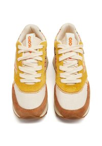 Sneakers gialli in suede con accenti in tessuto, lacci crema e suole in gomma marroni a contrasto. Presentano una tomaia texture e dettagli cuciti.