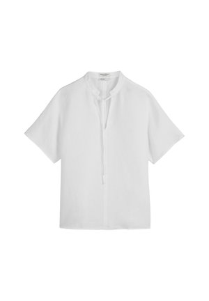 Weißes Leinenhemd mit kurzen Ärmeln, steilem Kragen und einer Frontbindung. Es zeichnet sich durch einen lässigen Schnitt und ein minimalistisches Design aus.