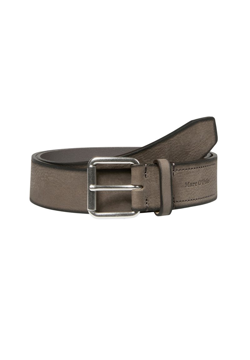 Bruine leren riem met een matte textuur, voorzien van een zilveren rechthoekige gesp en subtiele logo-embossing op de band.