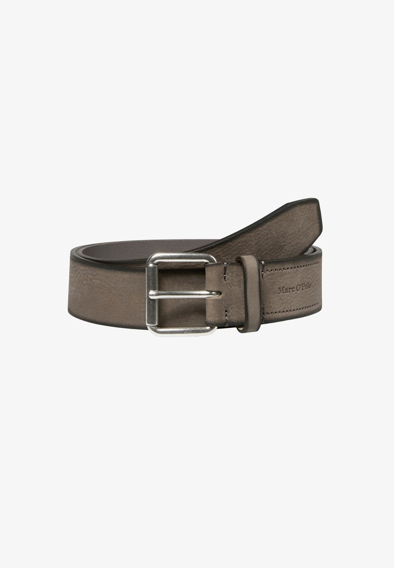 Bruine leren riem met een matte textuur, voorzien van een zilveren rechthoekige gesp en subtiele logo-embossing op de band.