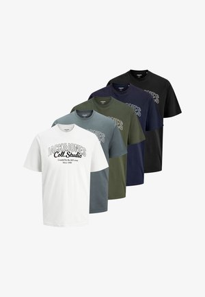 Pak van vijf katoenen t-shirts in wit, grijs, olijfgroen, marineblauw en zwart, met een ronde hals en een grafische print aan de voorkant.