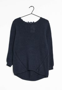 Pull en tricot bleu marine à manches longues, avec un col arrondi et des motifs texturés. Présente un ourlet asymétrique et des détails en forme de vagues au niveau du col.