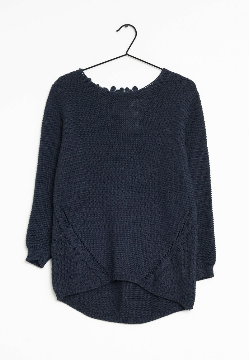 Pull en tricot bleu marine à manches longues, avec un col arrondi et des motifs texturés. Présente un ourlet asymétrique et des détails en forme de vagues au niveau du col.