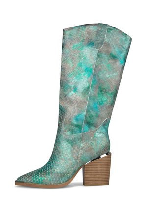 Stivale alla caviglia in pelle sintetica con texture di pelle di serpente turchese e grigia, punta affilata e tacco a blocco in legno impilato.
