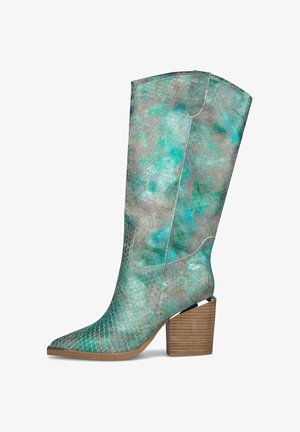 Stivale alla caviglia in pelle sintetica con texture di pelle di serpente turchese e grigia, punta affilata e tacco a blocco in legno impilato.
