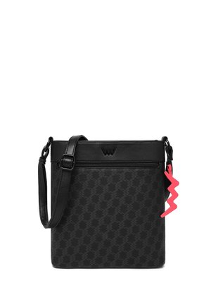 Černá crossbody taška vyrobená z texturované látky, s uzavíráním na zip, nastavitelným popruhem a růžovým bleskovým přívěskem.