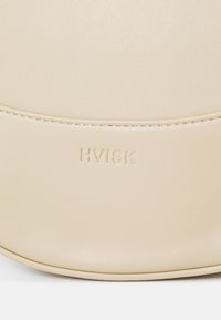 HVISK NOMI SOFT STRUCTURE - Håndtasker - bone white