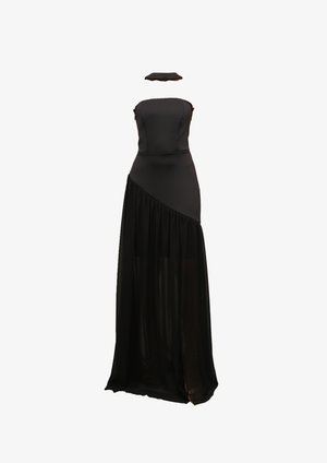 Vestido de noite preto com corpete ajustado, saia fluida e transparente, e um design em camadas. Inclui um topo a condizer, com ombros à mostra.