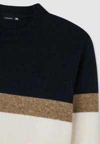 Sweter z okrągłym dekoltem w poziome bloki kolorów: granatowym, brązowym i białym, rozmiar XL, z teksturowanej dzianiny.