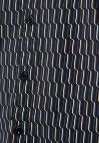Korte mouwen overhemd met een blauw en crèmekleurig abstract patroon op een donkere achtergrond, voorzien van zwarte knopen en een gladde textuur.