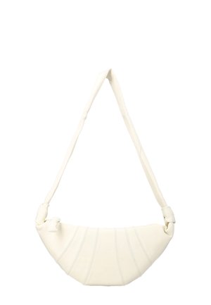 Crèmekleurige schoudertas in halve maanvorm met gestikte verticale lijnen en een gevoerde riem die aan beide uiteinden is geknoopt.