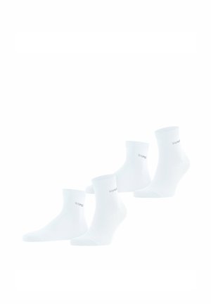 Vier paar witte enkelsokken met een klein Esprit-logo op de zijkant, getoond alsof ze zweven tegen een witte achtergrond.