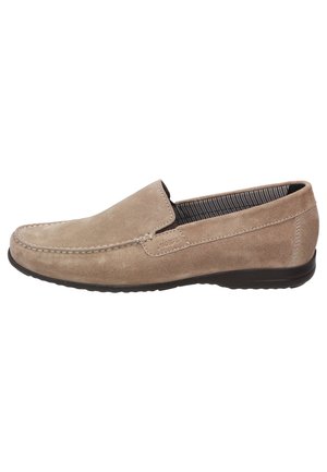 Beige suède instappers met een slip-on ontwerp, een textuur bovenwerk en subtiele stikdetails. Voorzien van een zwarte rubberen zool voor grip.