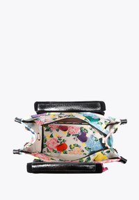 Borsa con manici neri lucidi che mostra un interno in tessuto con motivi floreali e a cuori e una tasca interna con cerniera.