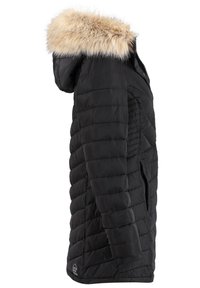 Czarna pikowana kurtka zimowa z bocznymi kieszeniami i kapturem wykończonym jasnobrązowym sztucznym futrem, pokazana z boku.