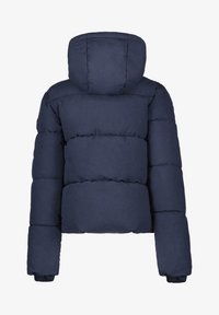 Donkerblauwe pufferjack bekeken van achteren, met een capuchon en een cropped design, voorzien van gestikte secties voor isolatie.