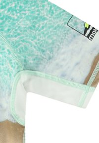 Kortärmad rashguard med ett turkos vattenmönster och sandbruna accenter. Vit foder och matchande mintgröna sömmar.